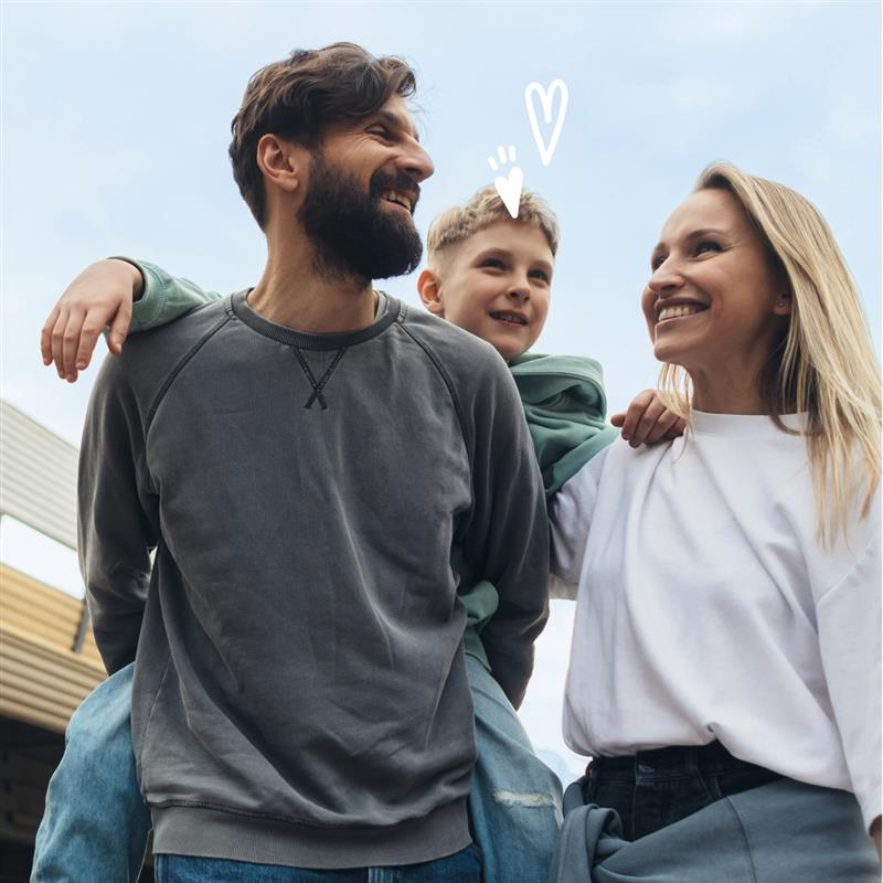 3 personnes heureuses en famille à la montagne