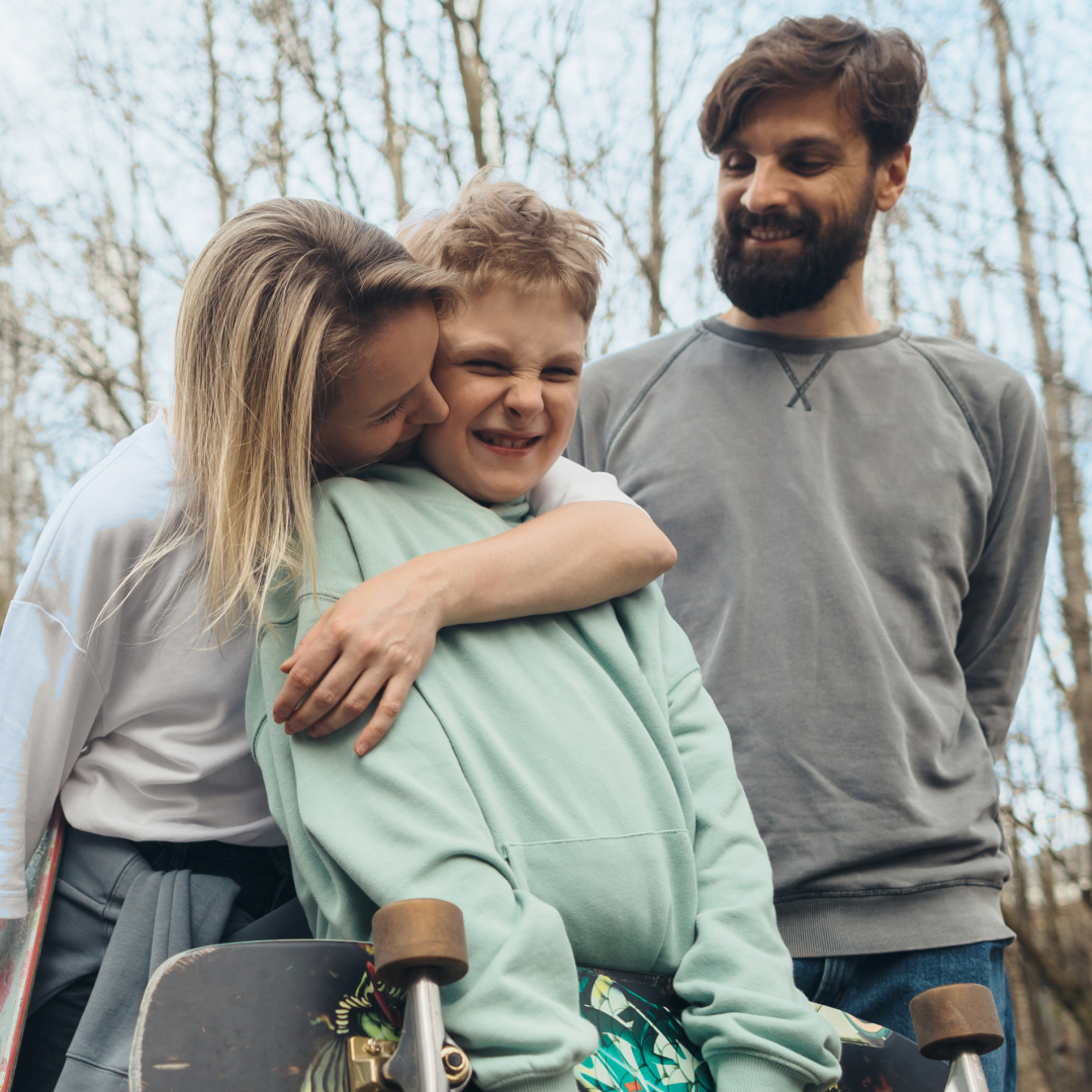 3 personnes souriantes en famille en forêt