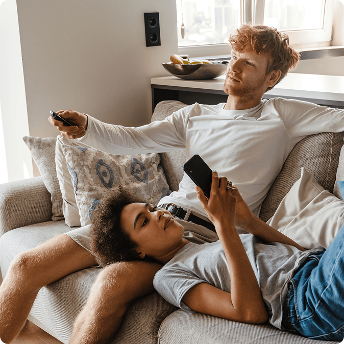 Couple sur un canapé