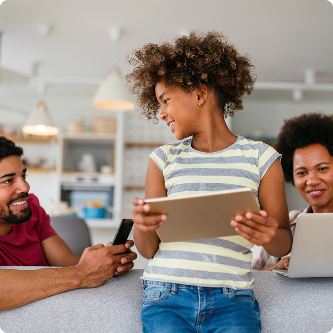 Fille avec une tablette