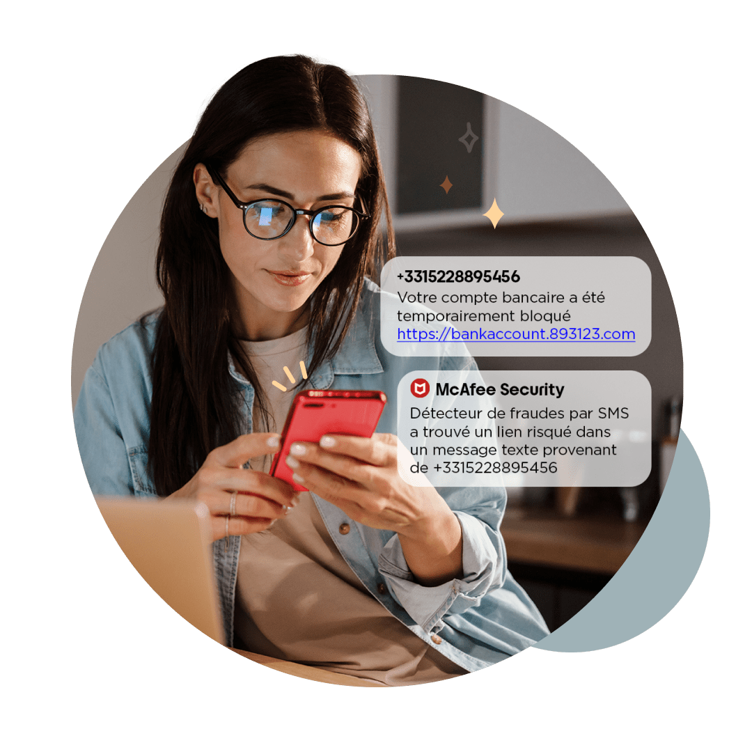 une personne reçevant un sms frauduleux