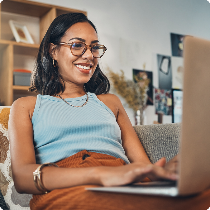 Femme avec un ordinateur portable